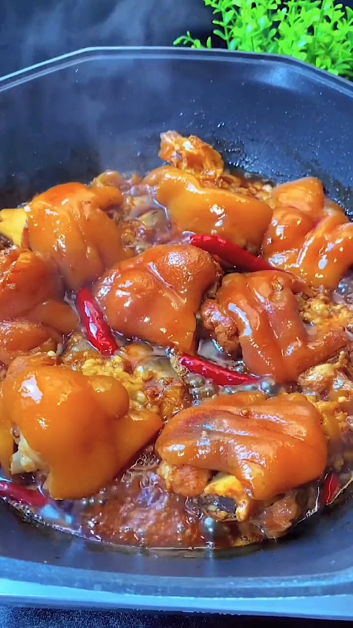 这道酱猪肘软烂入味,小朋友一定很爱吃