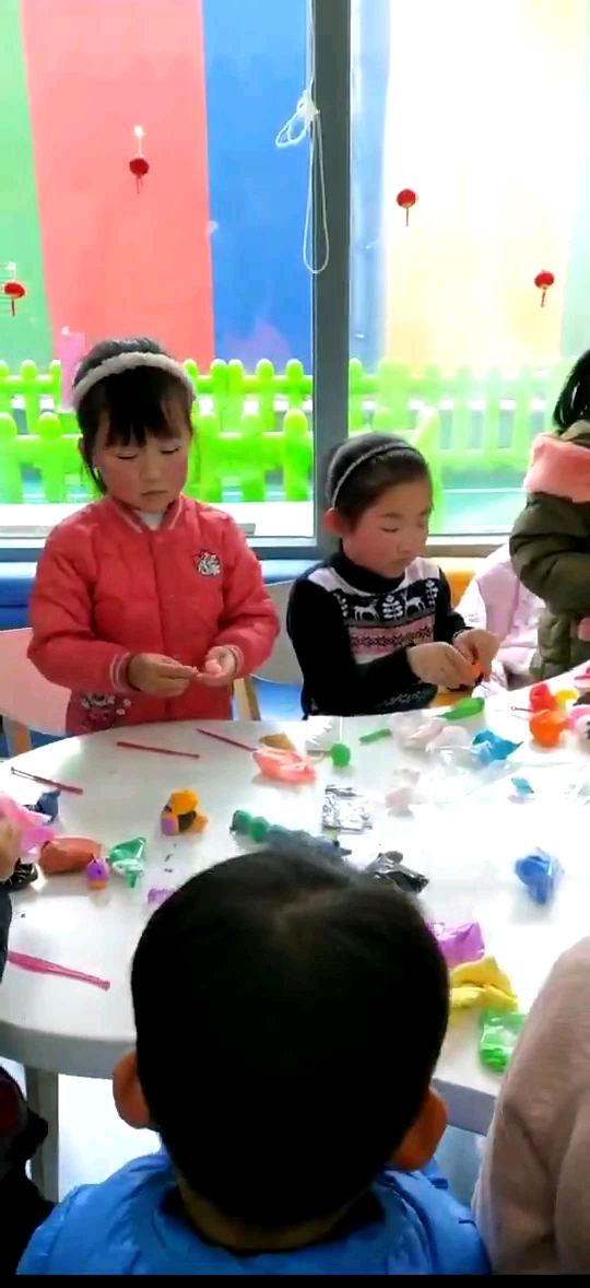 现在学校教育真的广泛哈,过元宵节了,小朋友们在动手包汤圆呢
