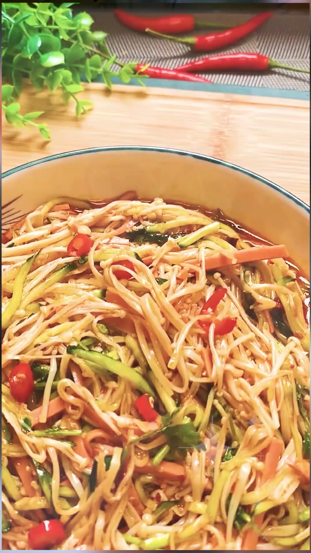 #家常菜#酸辣红油金针菇,这样做酸爽又开胃。