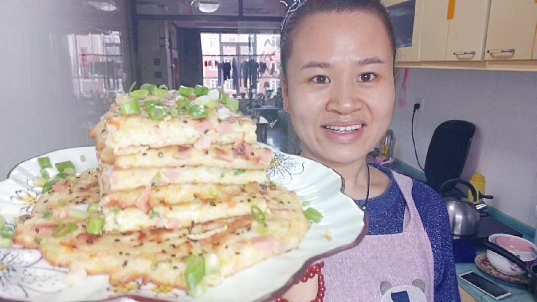 剩饭不够吃 加点食材做成饼外焦里嫩超级好吃 喜欢的小伙伴们动手吧
