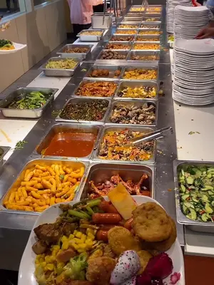 大学食堂的称重自选菜,结账20元……水果也太压秤了吧!大学食堂