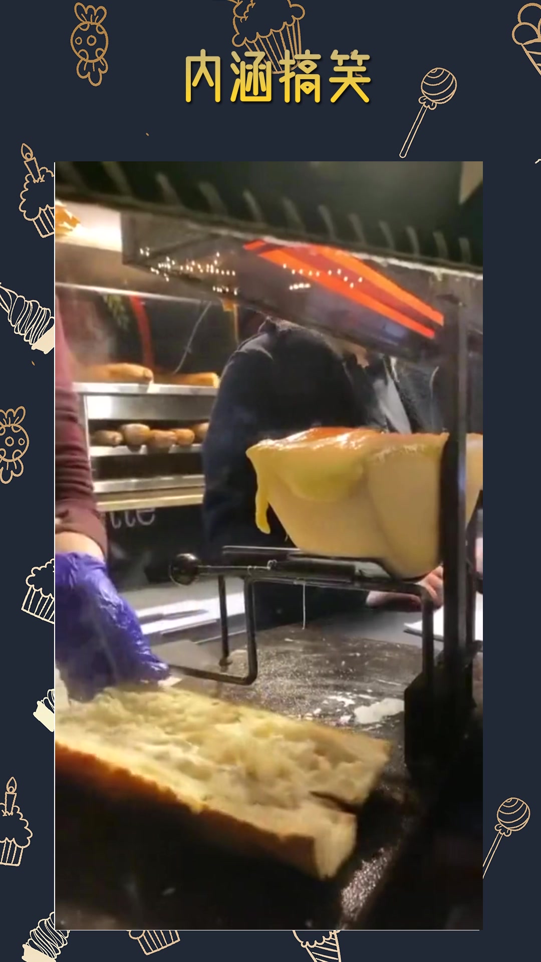 外国街头美食,面包里面加芝士,卡路里高的离谱!