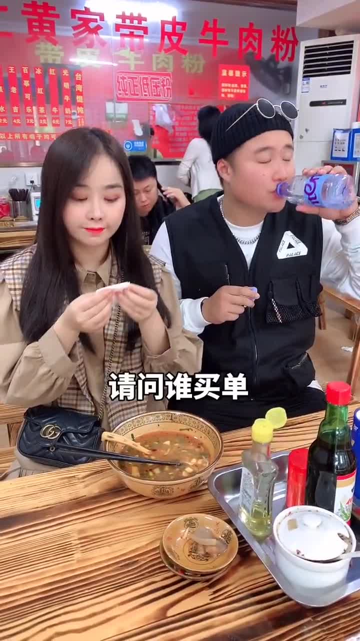 #搞笑段子#和相亲对象谈恋爱的第一天,今天出门约会吃东西,他竟然这样做!