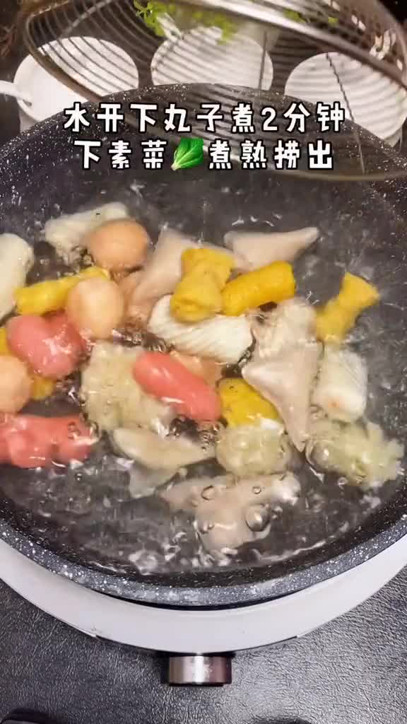手馋党也能搞定的麻辣香锅,没有香锅底料的可以用火锅底料代替哦!但是味道要差一点点