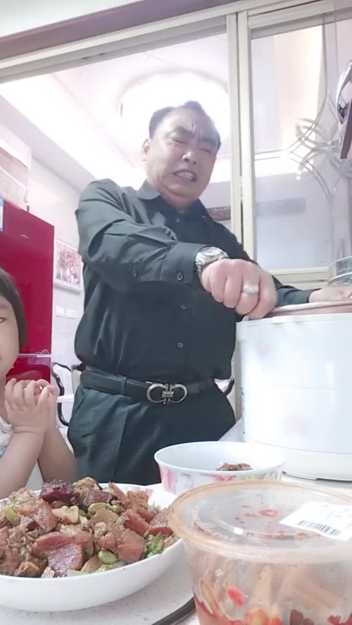 准备吃饭电饭锅忘了按,把小孙女可急哭了