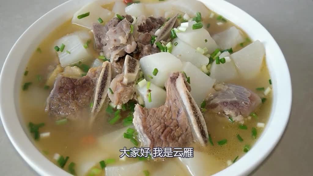 秋冬季炖上一锅牛排骨萝卜,既养生又营养,暖心暖胃