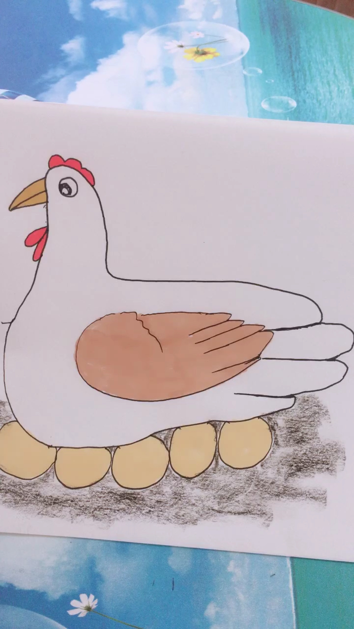 用手掌画母鸡孵蛋