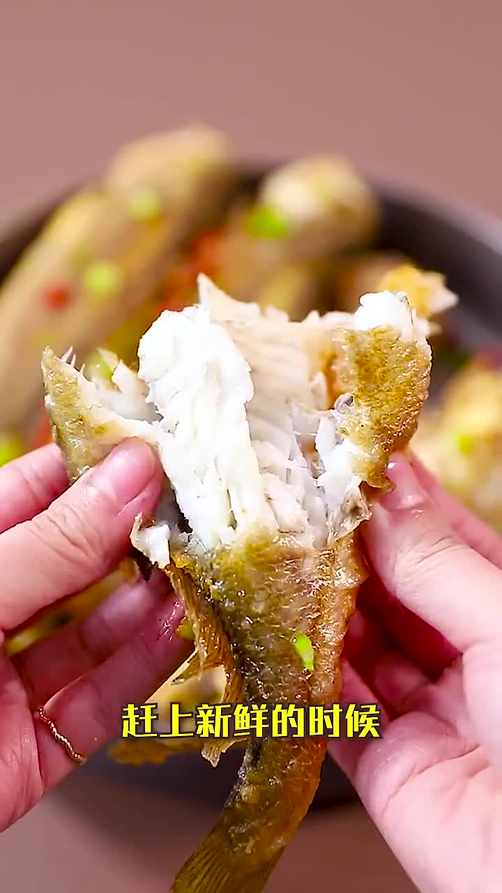 外酥里嫩的煎鱼,注意火候别焦了
