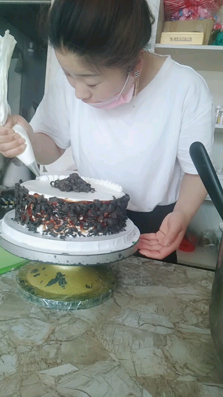 蛋糕做好了,祝我的女儿生日快乐!妈妈今天不能陪你过了