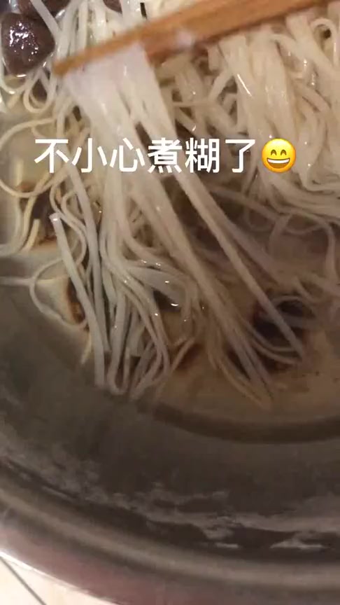 #搞笑段子#有一条不挑食狗子是什么样的体验,煮糊的面条,竟然还吃的这么香