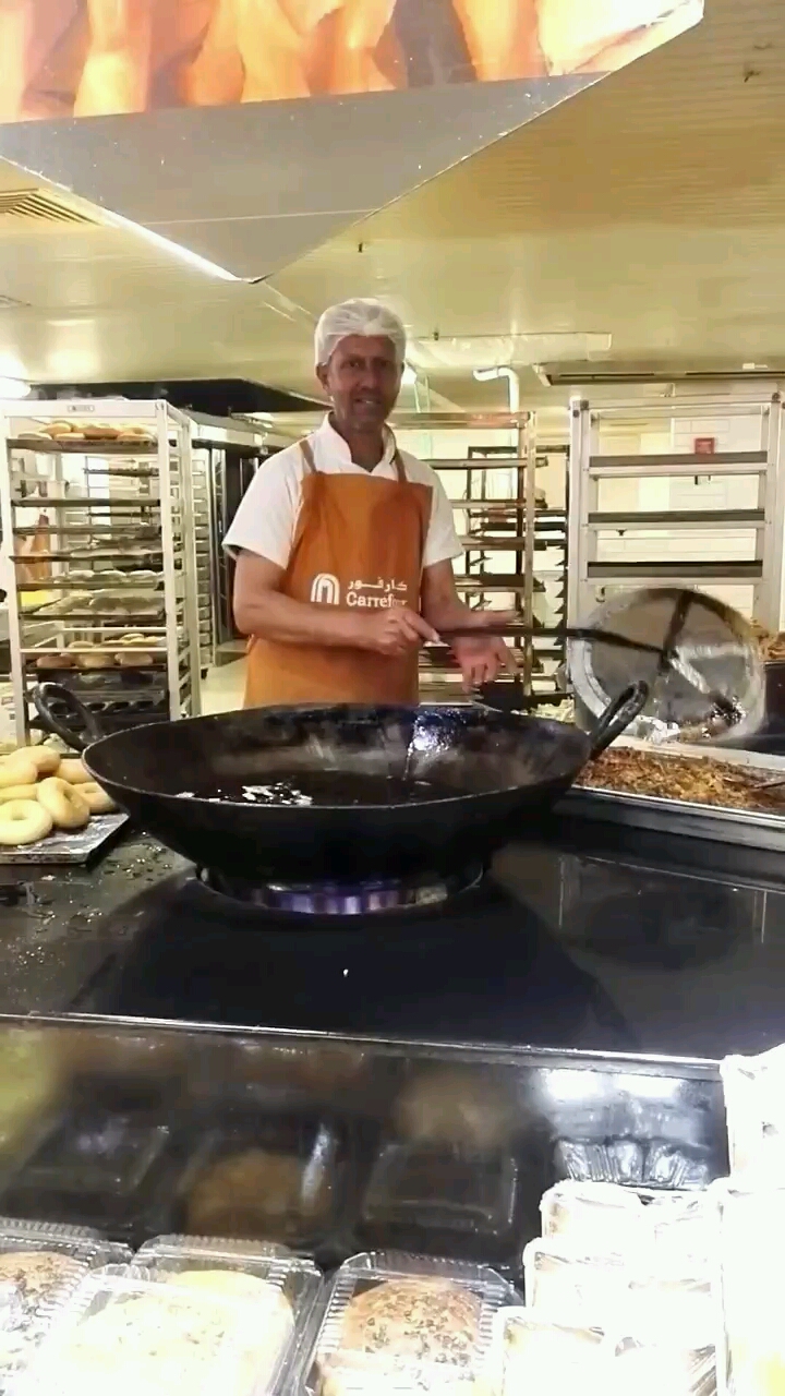这个我也忘记叫什么名字了也是用米粉和其它的配料混合后炸的