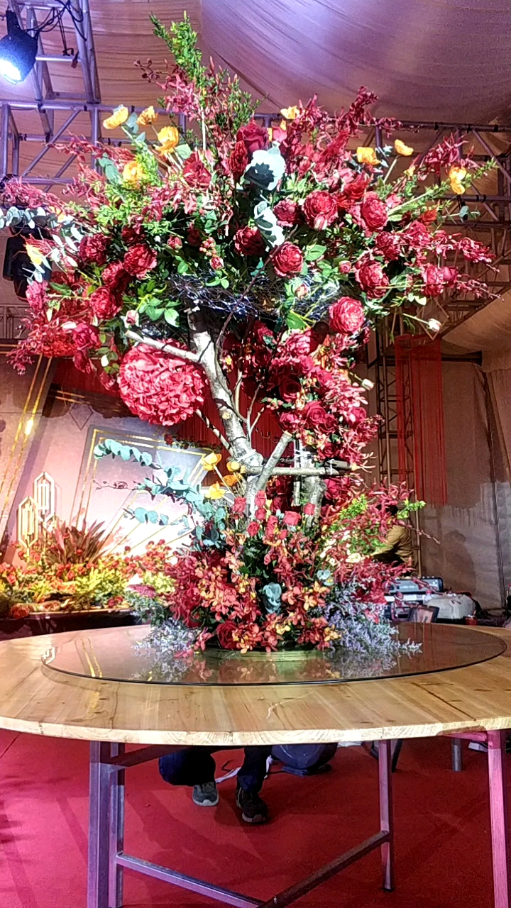 人肉转盘,这个主桌花还不错吧!