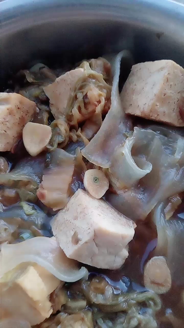 自己家做的酸菜,自己家冻得豆腐,自己家做的粉条,虽然不美观,但是很好吃