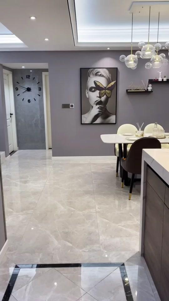 让你们看一下灰色大理石纹路的地砖有多耐脏,好几天不打扫都亮亮的,蒸汽拖把拖一拖看看多少灰尘