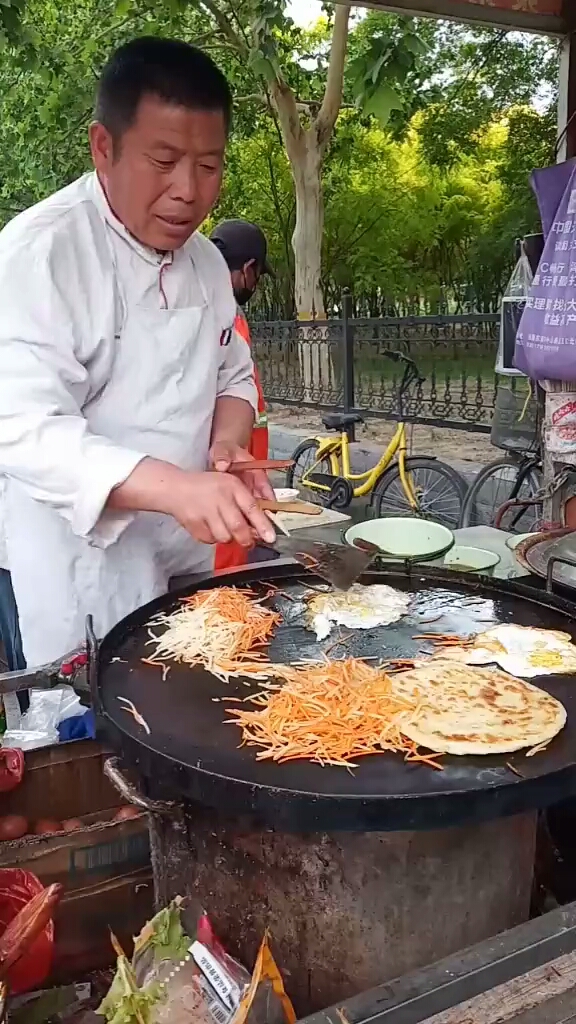 学校门口2元一个的饼,一天忙不过来!
