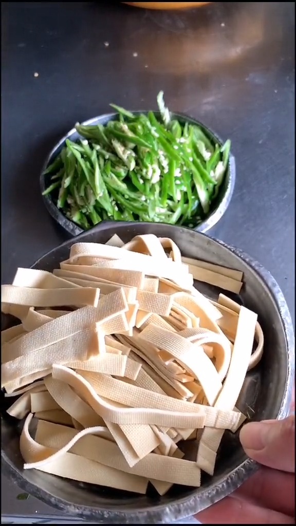 为什么饭店的青椒炒千张那么好吃滑口呢?今天大厨来告诉你们#青椒#千张#大厨#美食