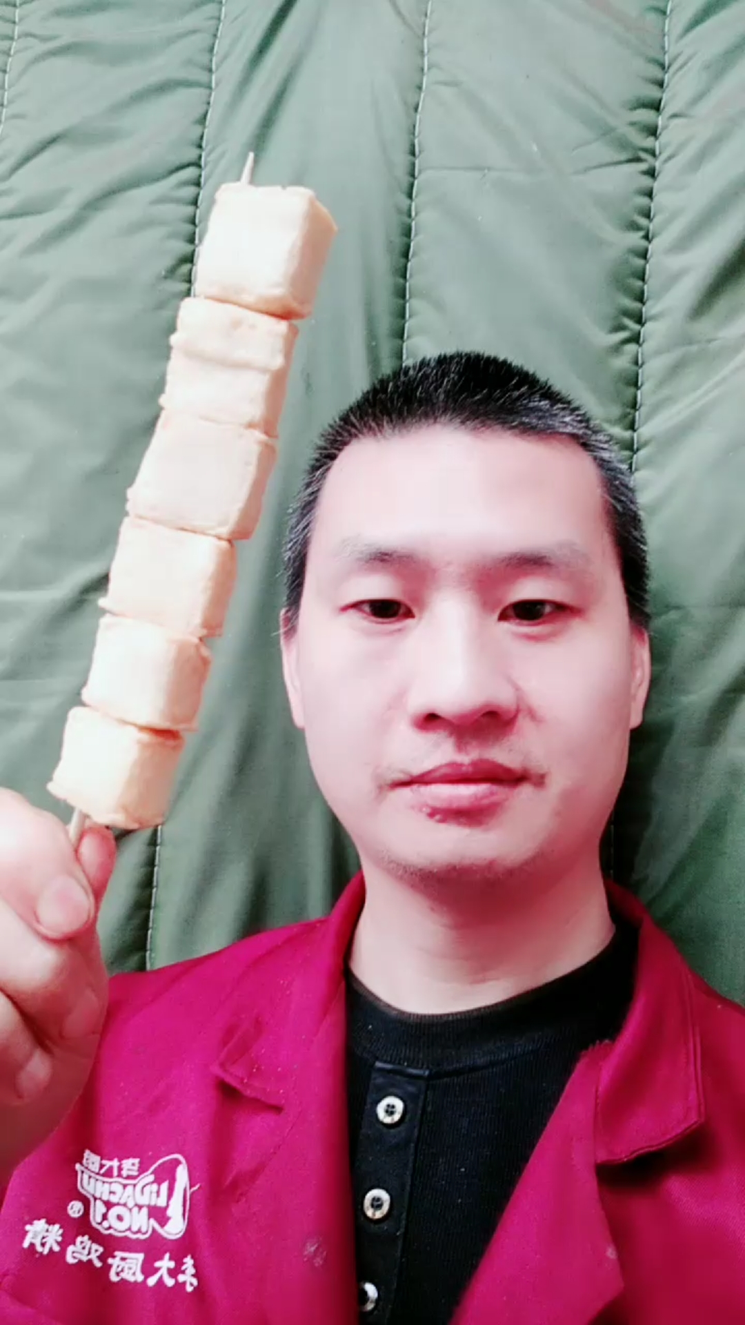切鱼豆腐串,这样切着方便