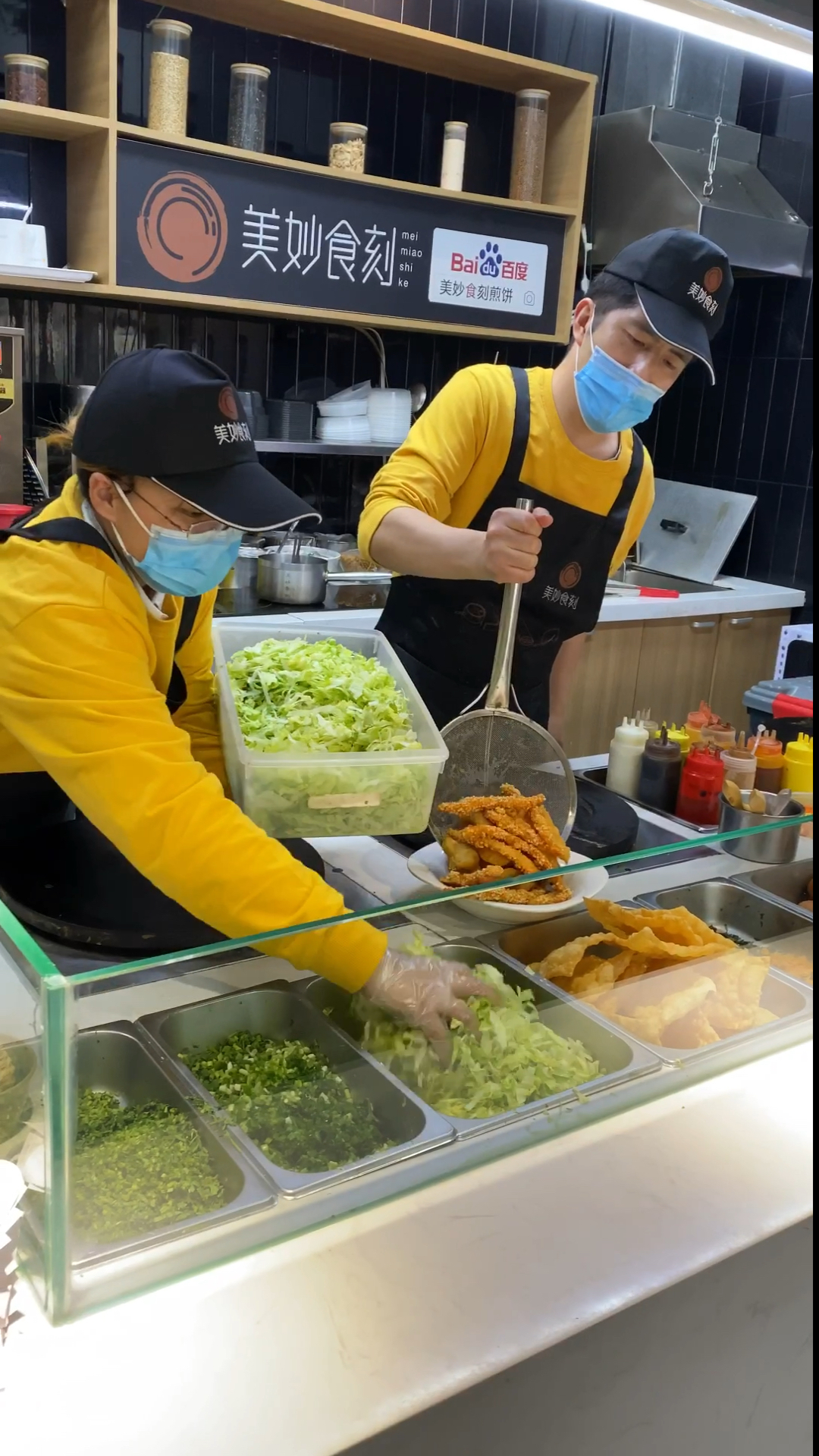 当初和老婆一起做煎饼,朋友们都对我冷嘲热讽等着看笑话,现在每天忙的飞起