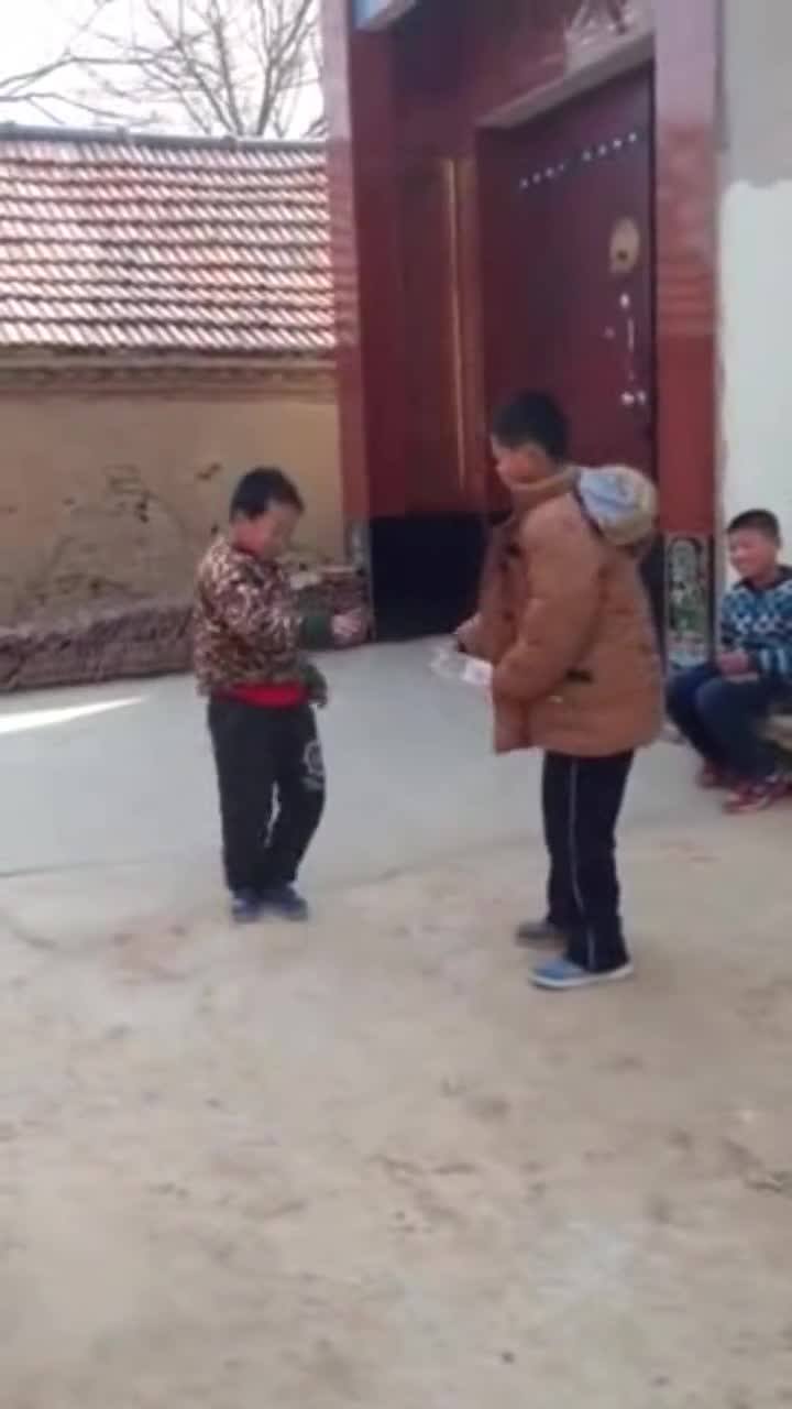 百因必有果,你的报应就是我,小时候肯定玩过敲头游戏吧