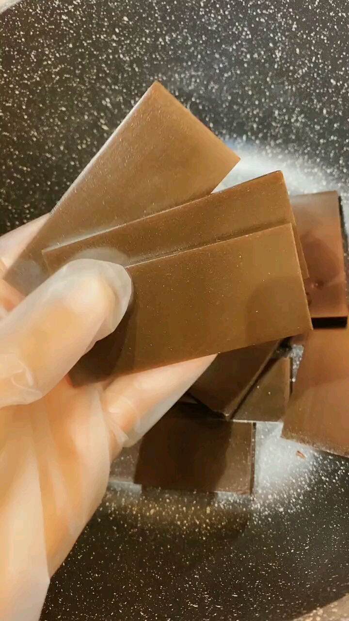 黄酒浸泡2-3天是制作阿胶的关键步骤好多人都把阿胶打成粉直