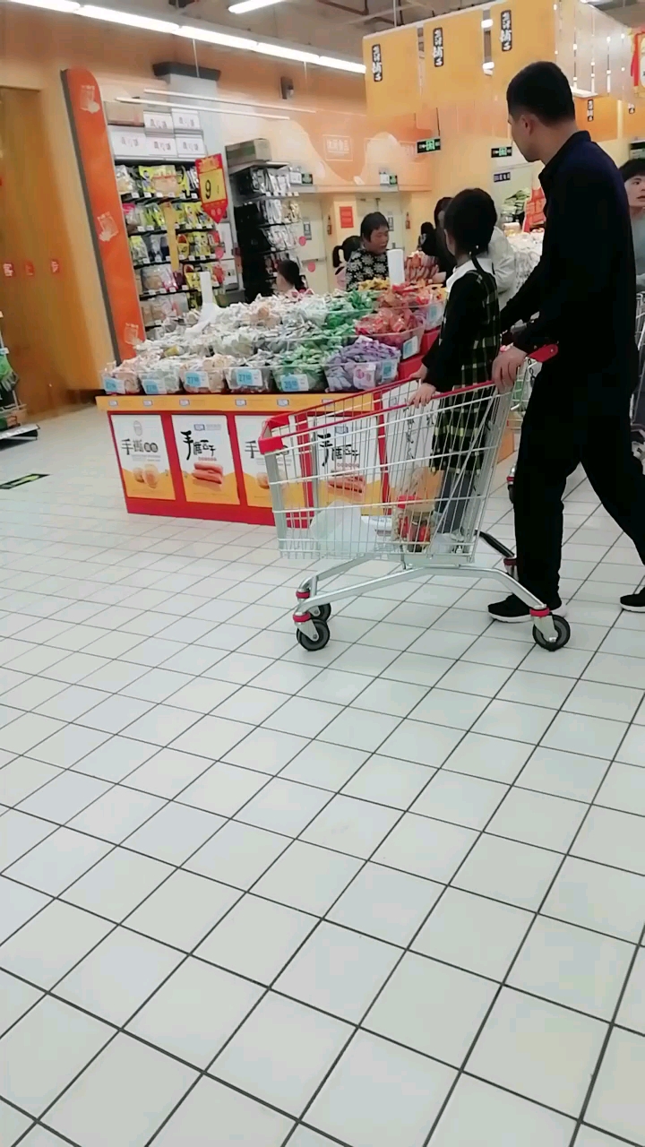 @全民小助手 人来人往扫年货