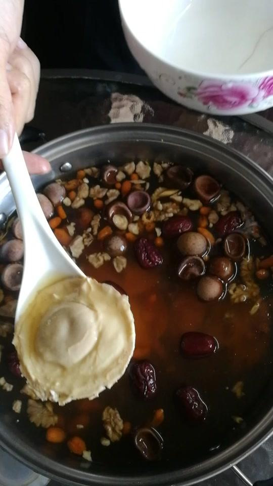 核桃,当归,黄芪,红枣,枸杞,桂圆,鸡蛋一起煲汤,头痛,头晕,补血,补气,安神,经常失眠