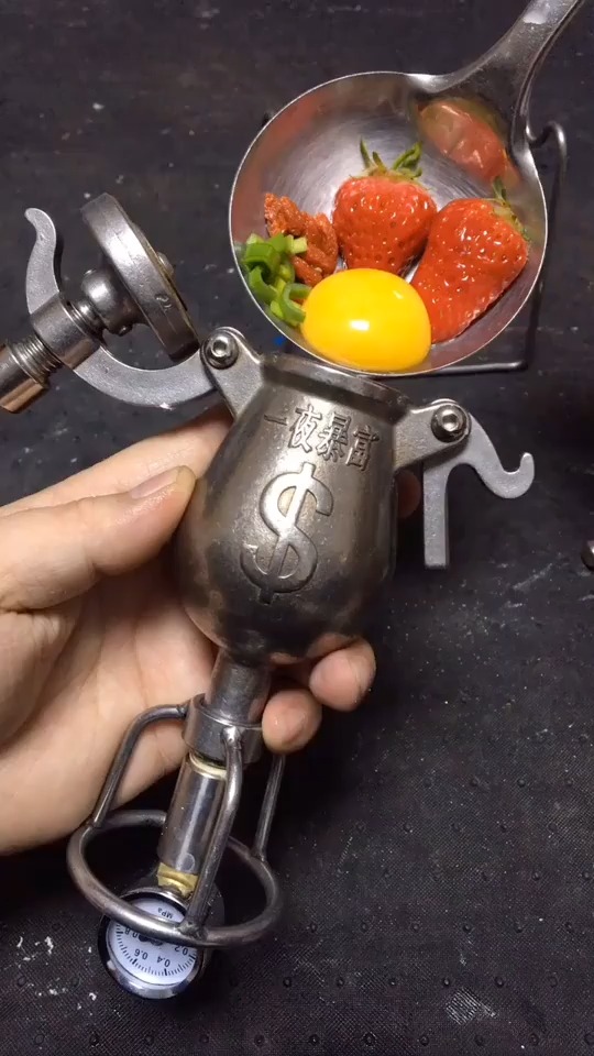 #高科技#用小型老式爆米花机,爆一锅鸡蛋加草莓,这能吃吗