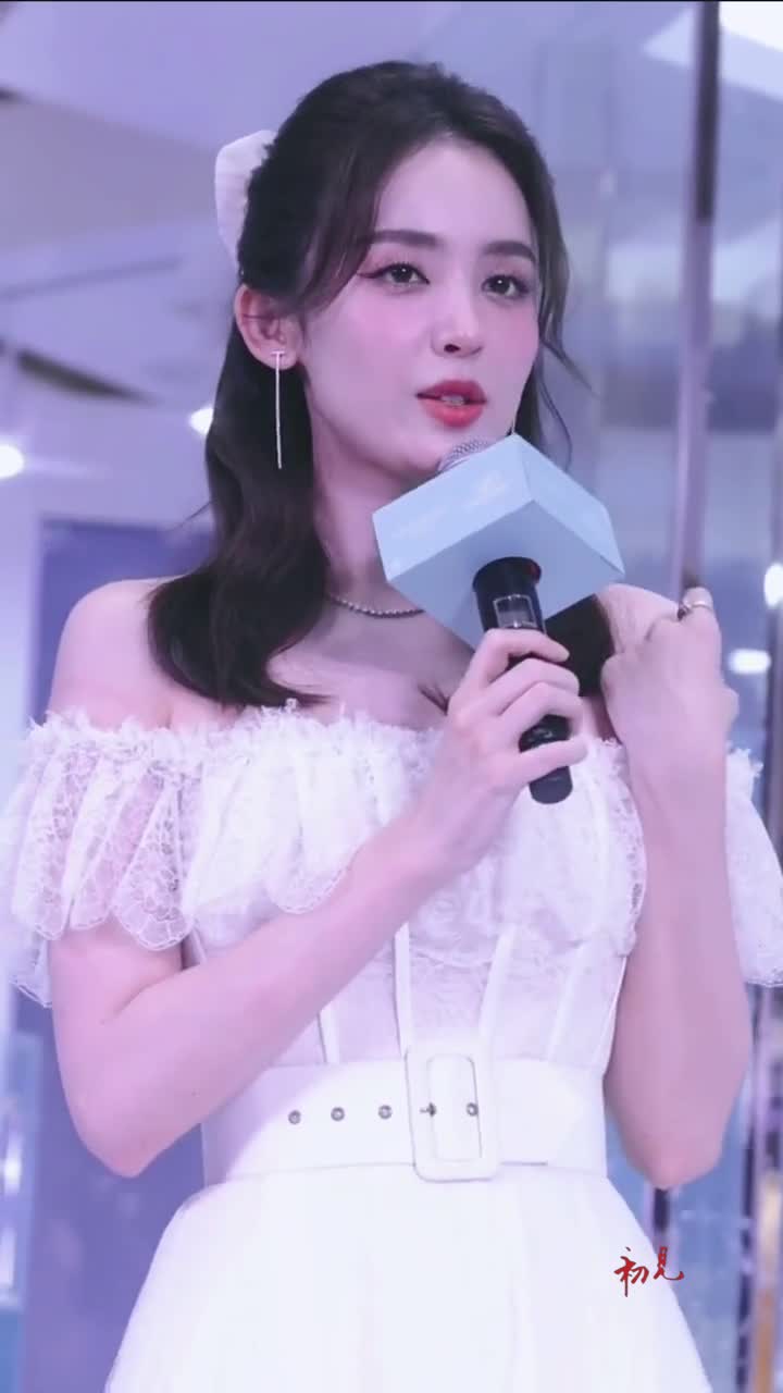 古力娜扎品牌直播白色抹胸蛋糕裙造型仙气十足