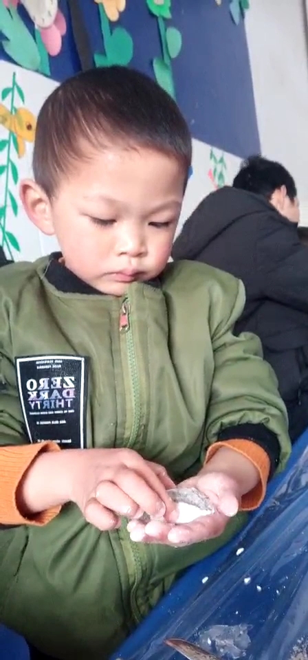 元宵节幼儿园组织包汤圆