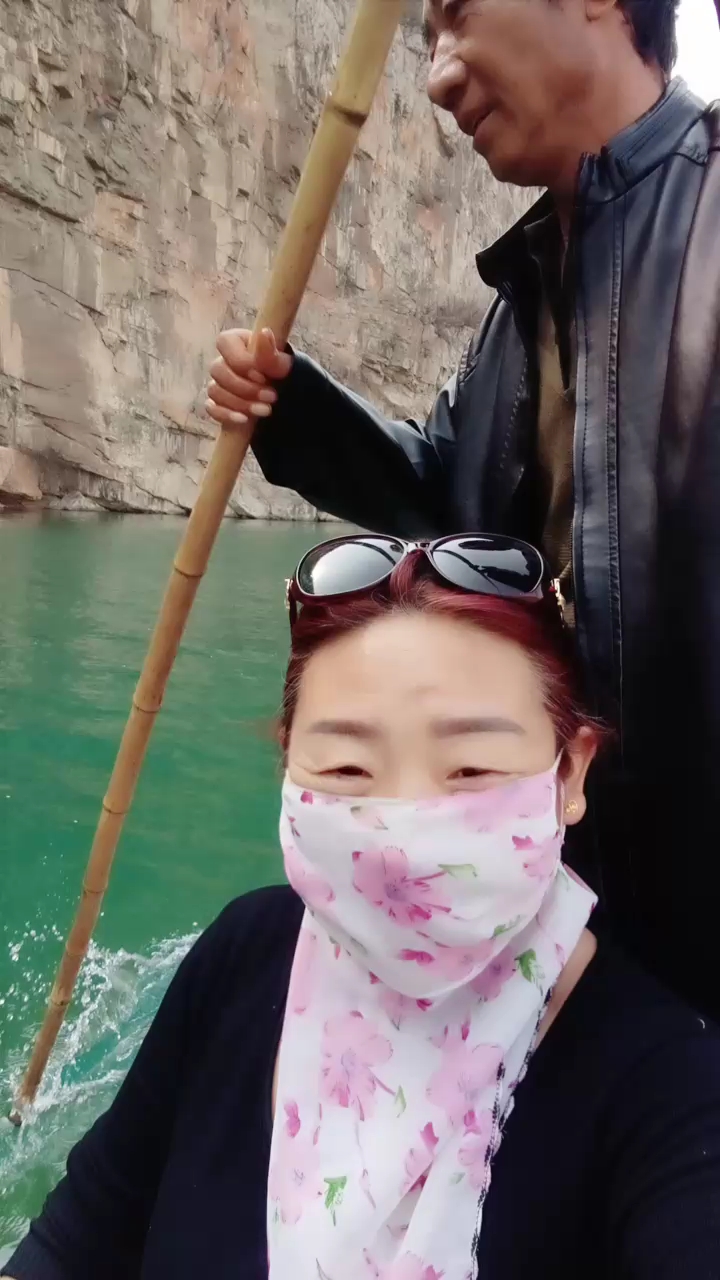 坐着小鱼船