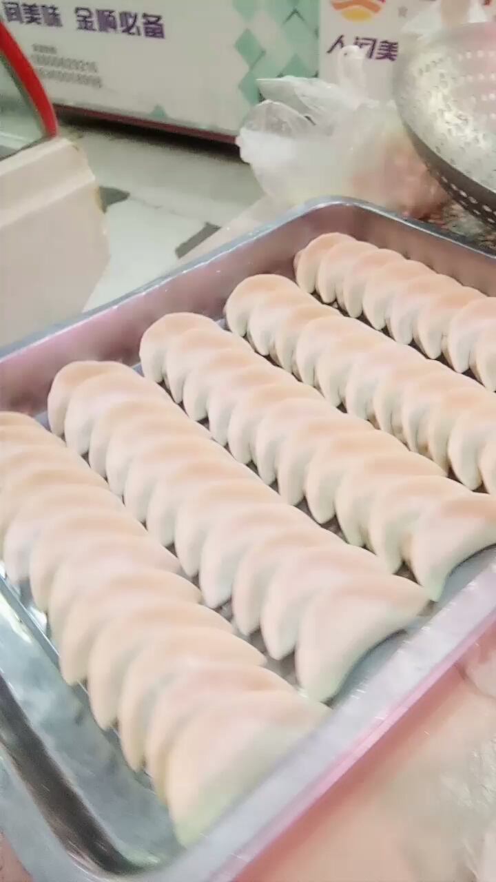 自己没事在家包饺子,