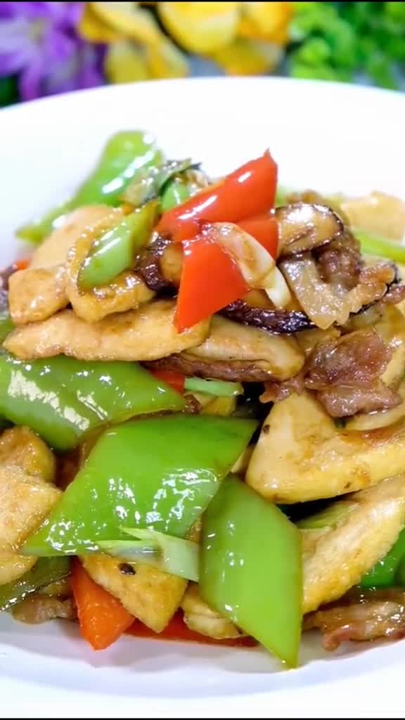 今天教您素鸡怎么做好吃,以素仿荤。香菇素鸡炒肉,简单但很开胃下饭的菜,有着吃肉肉大餐的感觉