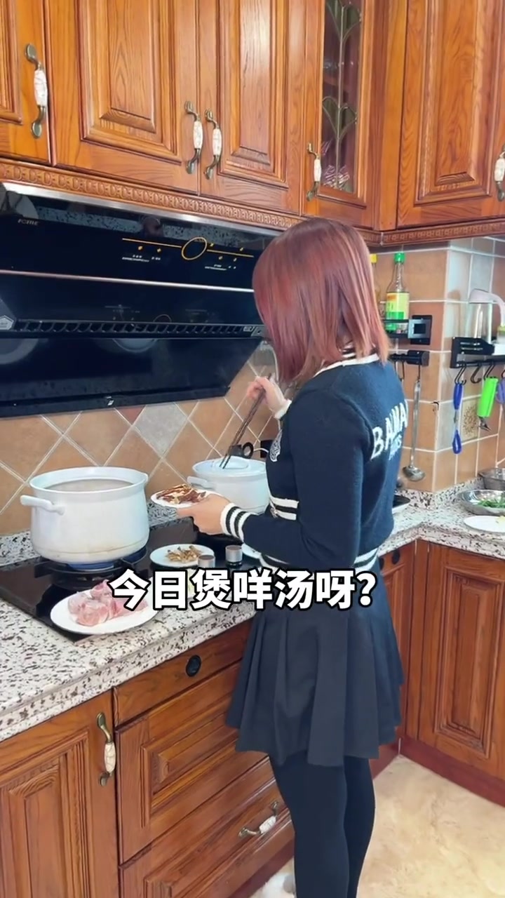 适时煲汤,一家大细都适合喝的牛大力五指毛桃汤……