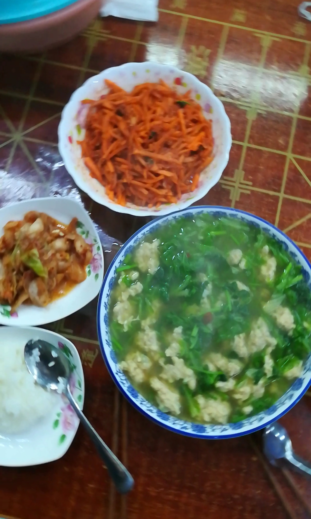 #人间美味是火锅#鸡胸脯肉白菜汤,配点辣白菜、桔梗咸菜来碗米饭正好适合东北这暴脾气天儿!