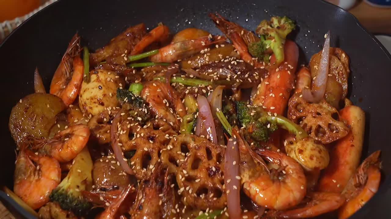 #美食看中国#20秒教会你在家自制麻辣香锅,香辣过瘾,巨下饭,快艾特对象做给你吃呀
