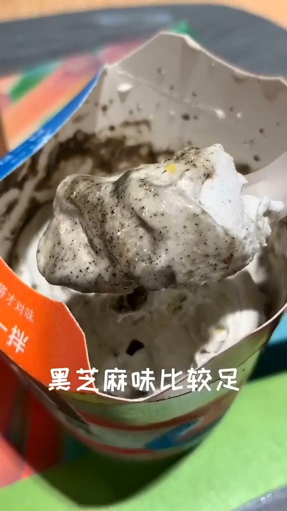 #美食#天冷吃点啥麦当劳打卡了m记王的黑金系列麦旋风是芝麻味的