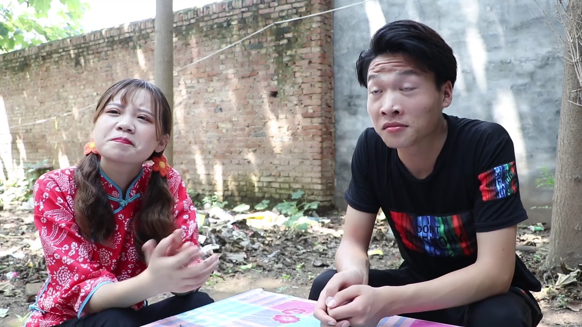 妈妈给甜甜买了炸鸡,妈妈去城里都会给带好吃的回来,太好吃了