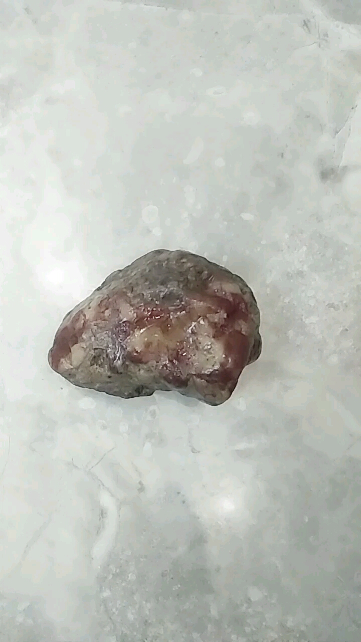 鸡血石,成份不多,但价格不菲