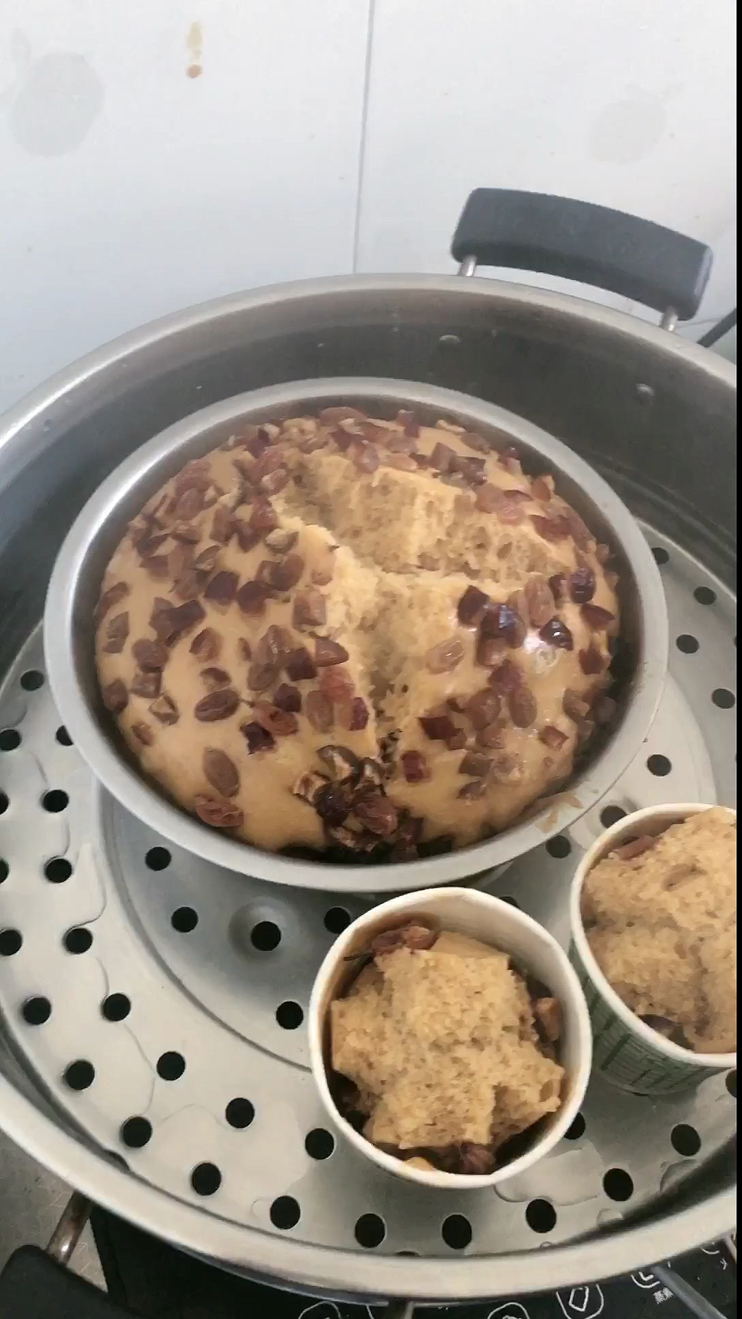 #奶香红糖大枣发糕。#奶香红糖大枣发糕。面粉500克，鸡蛋1个。红糖100克，酵母5克，牛