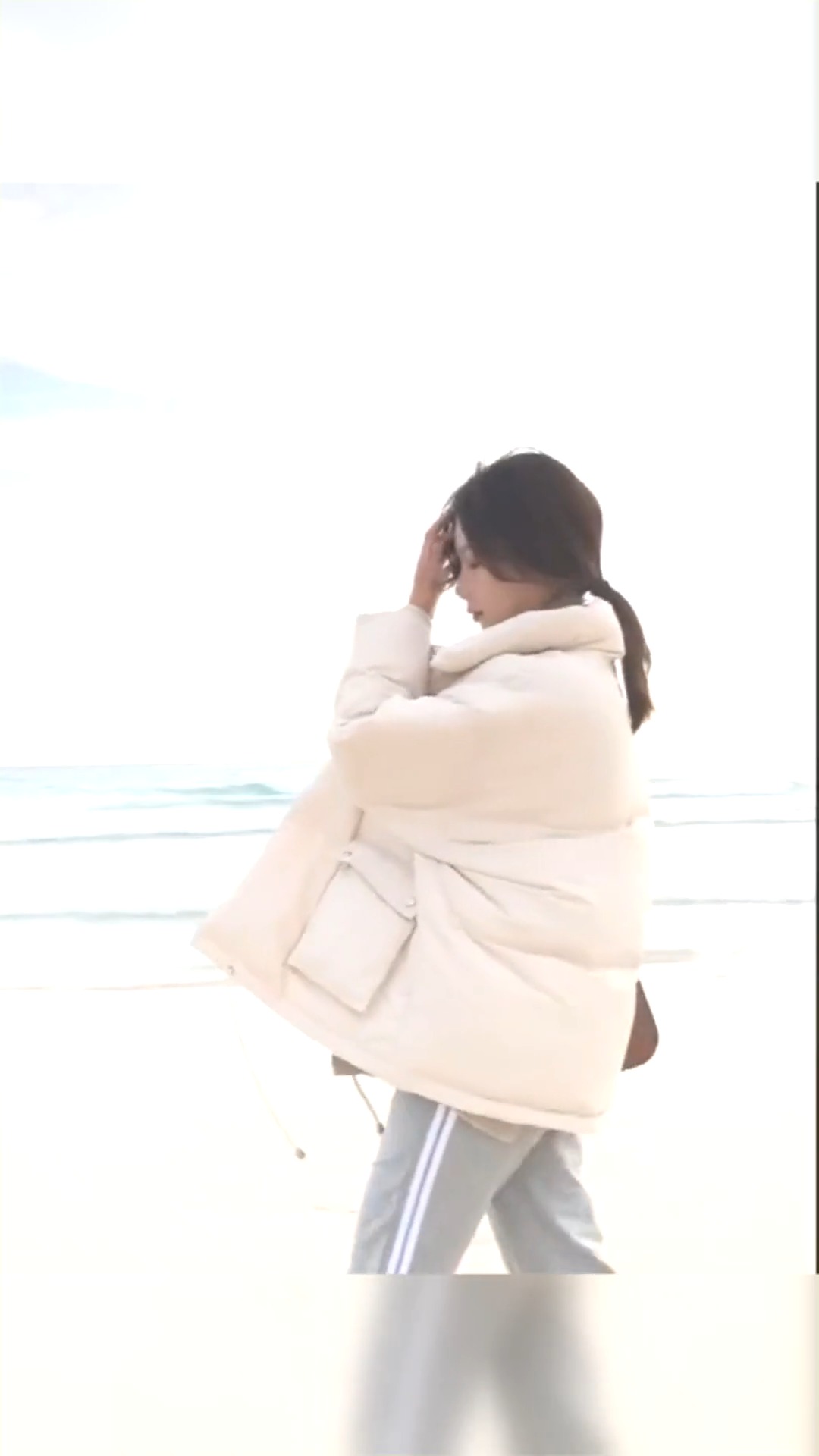 #娱乐#海边小姐姐亮了,韩版宽松面包服搭配休闲裤,简洁时尚!