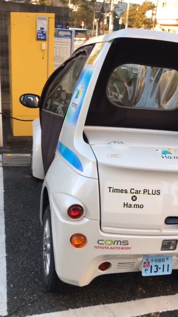 日本的共享汽车、是充电型的新能源汽车、外型感觉好卡通。