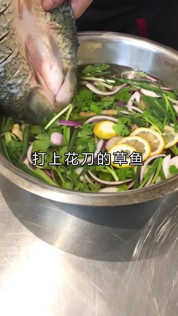 烤鱼腌制配方:老姜25克、大蒜30克、大葱15克、柠檬30克、啤酒25克、洋葱30克、黄酒
