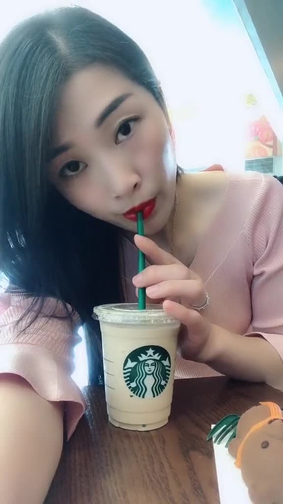 一杯咖啡一块蛋糕对我来说一个悠闲幸福的下午茶生活简单就好
