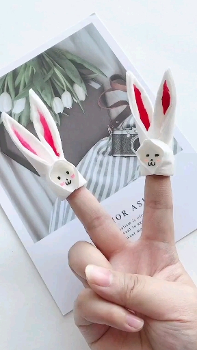 巧用卫生纸做手指兔子,是不是感觉很可爱呢?