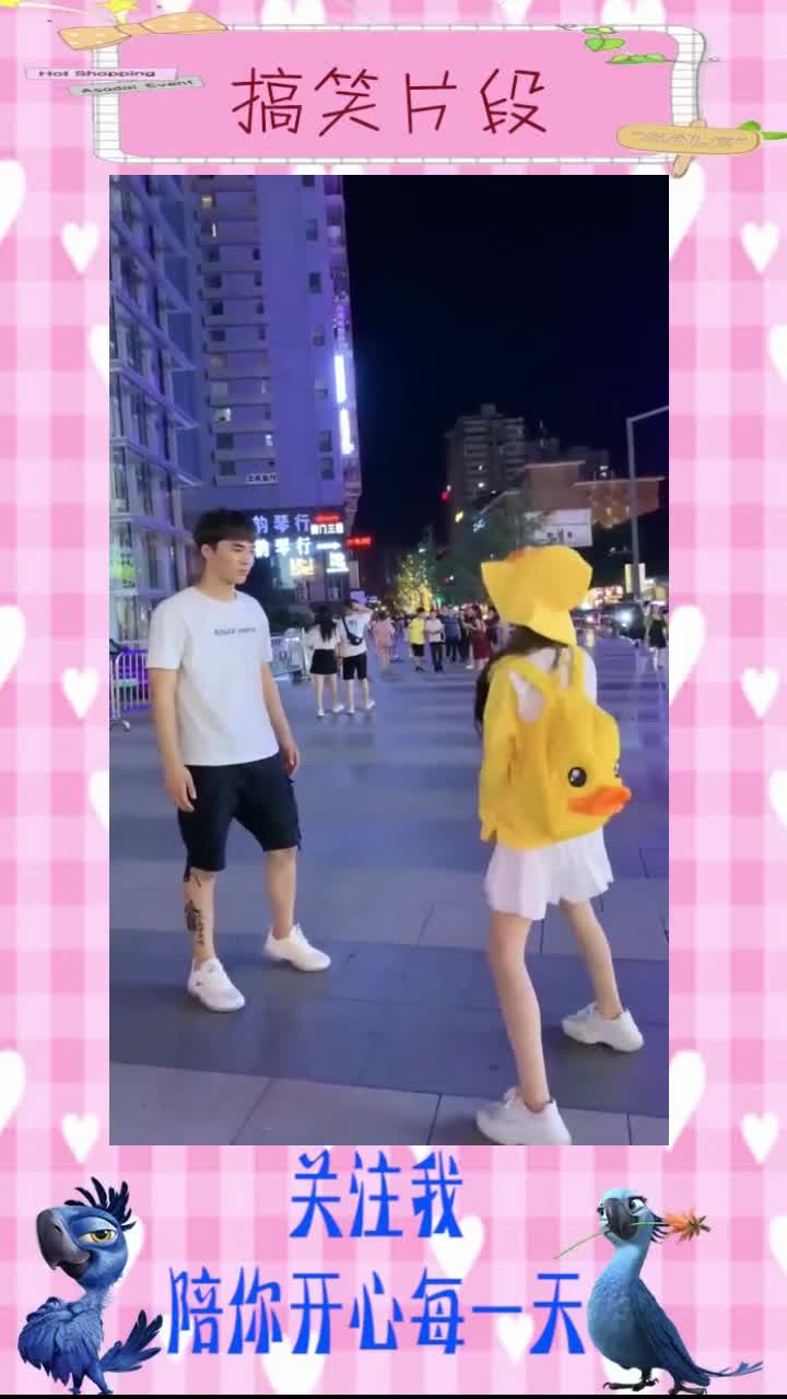 小黄鸭随便拉人pk舞蹈,结果小伙一个旋转,小黄鸭被拐走了!,搞笑视频