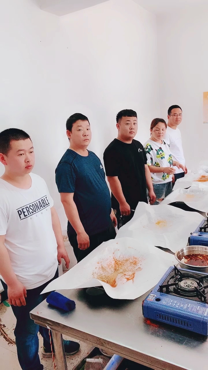每日我都会给大家更新纸包鱼制作流程的教学视频,希望大家给我点点小红心,谢谢大家!