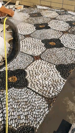 很多朋友都说鹅卵石铺地不牢固,那是你们的施工工艺做错了