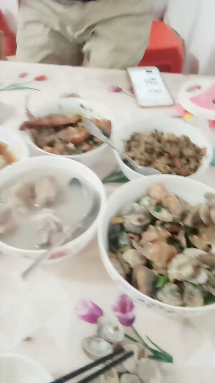 吃饭了,谢谢朋友做的美味晚餐