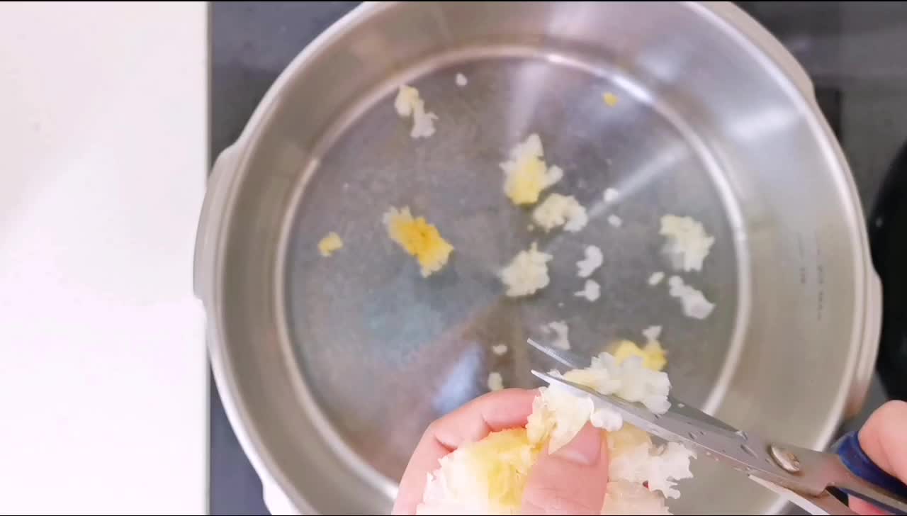 夏天需要补水,除了喝水外,多吃点含水的甜品,如银耳汤,绿豆汤等,都能很好地补充身体水份