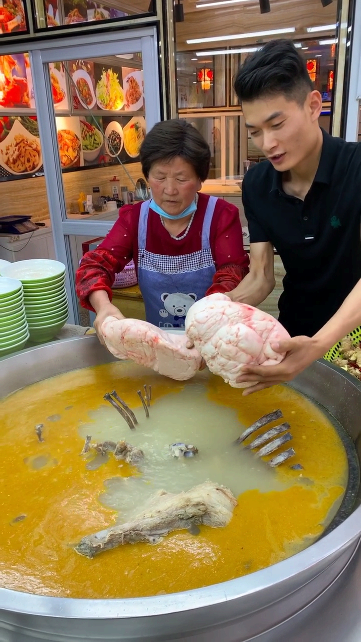 桂皮3两白芷4两草果8个辣椒半斤姜1斤八角2两良姜1斤羊骨架1副羊肉30斤